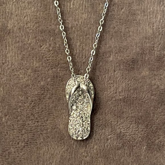 Jewelry - 💎3/$15💎 Silver Rhinestone Flip Flop Necklace